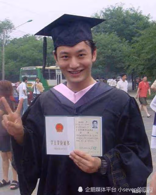 被葉柯榨乾!47歲黃曉明近照曝光,發量稀疏有白頭髮,難怪要戴假髮