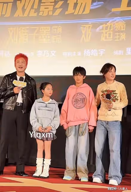 孫儷帶兒女出席鄧超新片首映禮!等等夸爸爸演得最棒,小花很有范