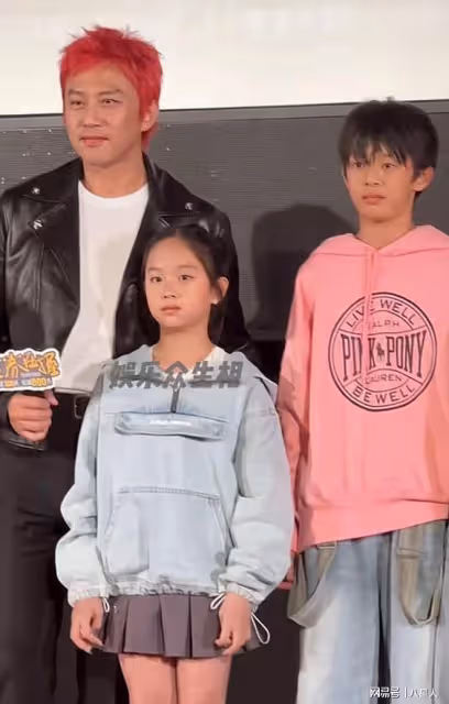 孫儷帶兒女出席鄧超新片首映禮!等等夸爸爸演得最棒,小花很有范
