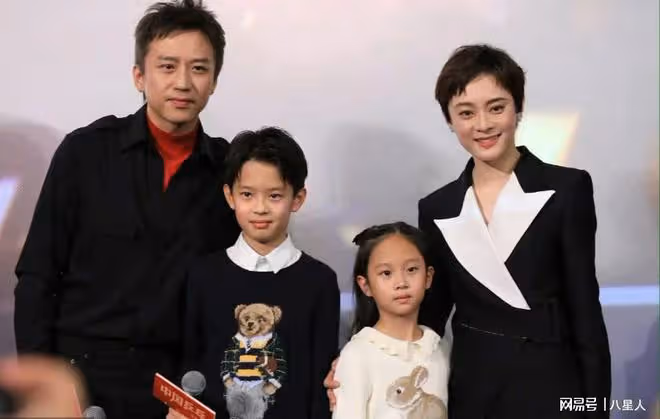 孫儷帶兒女出席鄧超新片首映禮!等等夸爸爸演得最棒,小花很有范