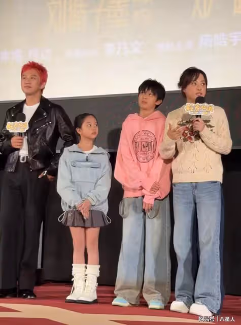 孫儷帶兒女出席鄧超新片首映禮!等等夸爸爸演得最棒,小花很有范