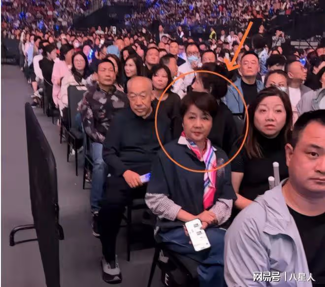 感人!譚詠麟成都演唱會隔空喊話刀郎,萬人合唱《披著羊皮的狼》