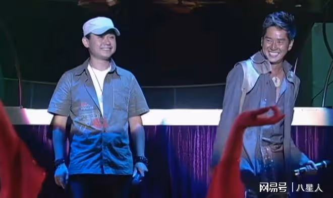 感人!譚詠麟成都演唱會隔空喊話刀郎,萬人合唱《披著羊皮的狼》