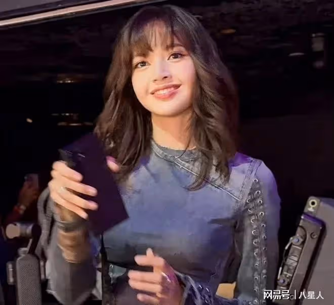 Lisa太適合演菲傭了!美劇造型土氣本色出演,王一博同款法令紋搶鏡