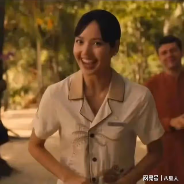 Lisa太適合演菲傭了!美劇造型土氣本色出演,王一博同款法令紋搶鏡