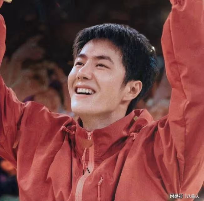 Lisa太適合演菲傭了!美劇造型土氣本色出演,王一博同款法令紋搶鏡