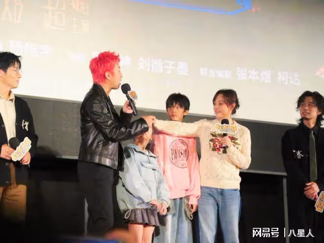鄧超一家四口罕見同框！13歲等等愛豆范十足，10歲小花女大十八變