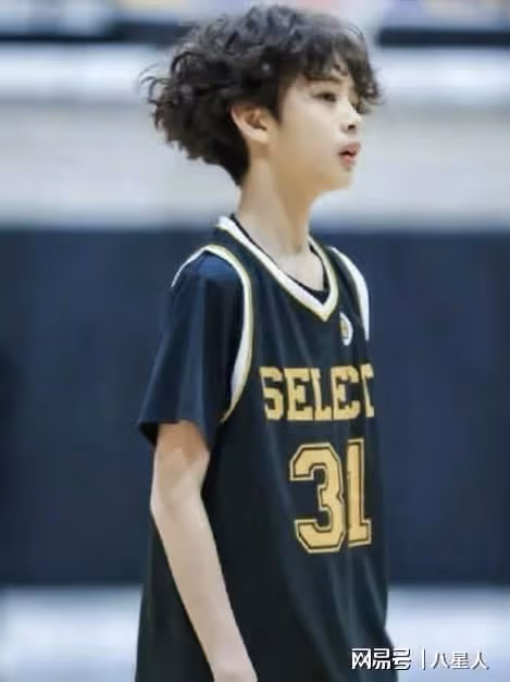 鄧超一家四口罕見同框！13歲等等愛豆范十足，10歲小花女大十八變