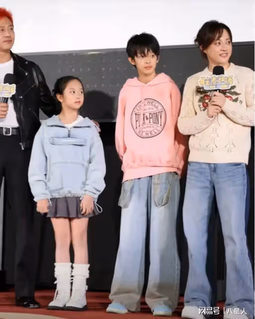 鄧超一家四口罕見同框！13歲等等愛豆范十足，10歲小花女大十八變