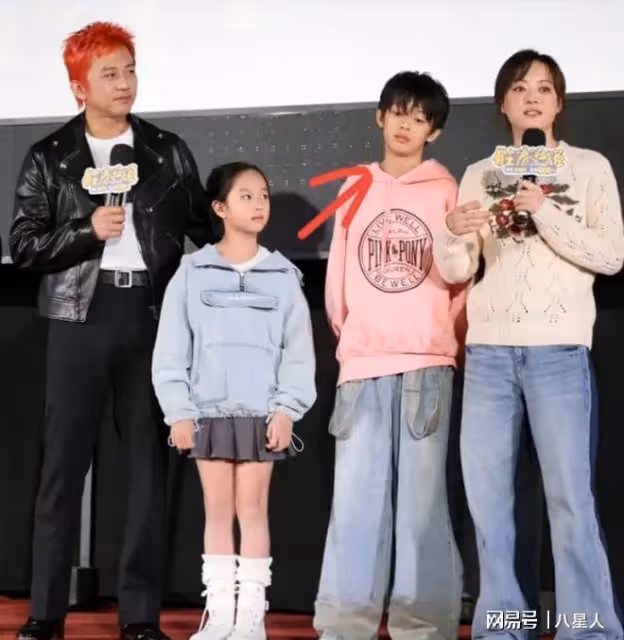 鄧超一家四口罕見同框！13歲等等愛豆范十足，10歲小花女大十八變