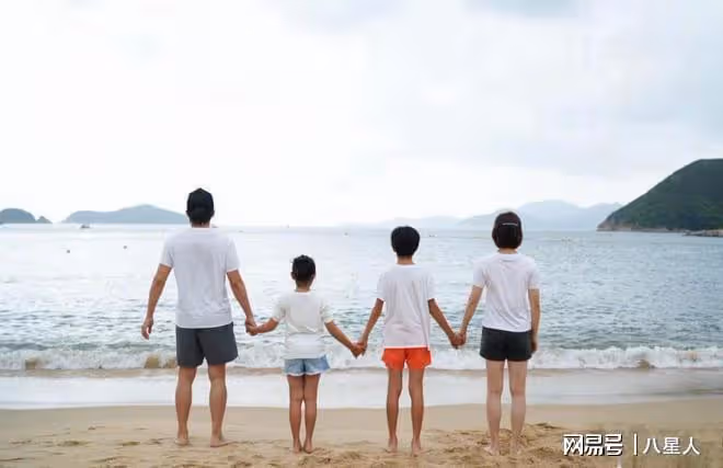 鄧超一家四口罕見同框!13歲等等愛豆范十足,10歲小花女大十八變