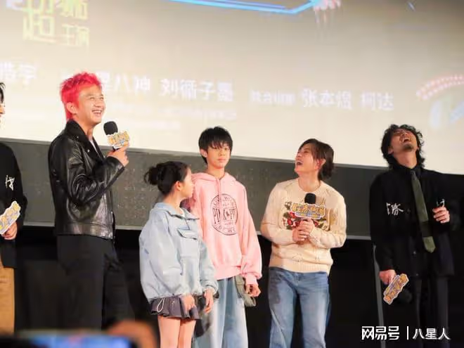 鄧超一家四口罕見同框!13歲等等愛豆范十足,10歲小花女大十八變