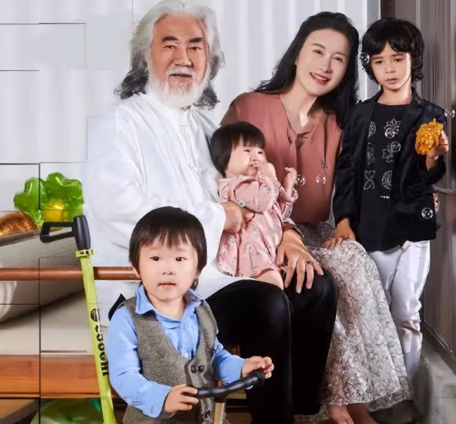 張紀中攜產後杜星霖雙十一直播帶貨,恩愛背後藏隱情?網友熱議