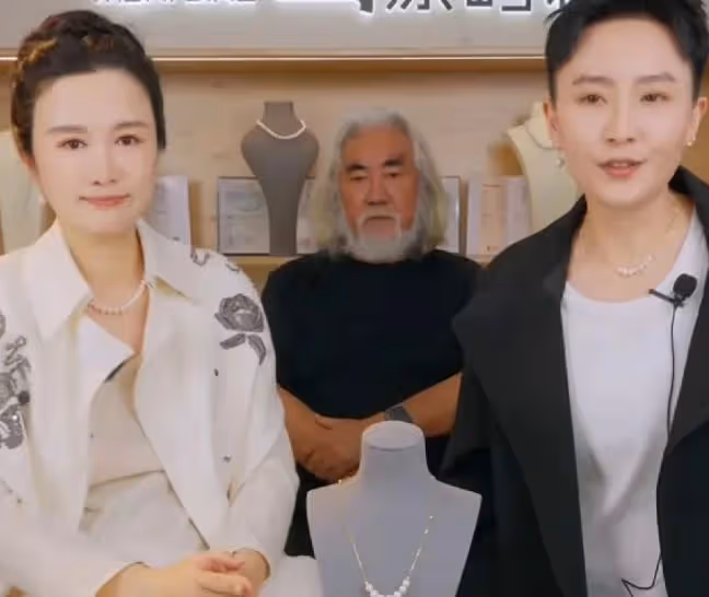 張紀中攜產後杜星霖雙十一直播帶貨,恩愛背後藏隱情?網友熱議