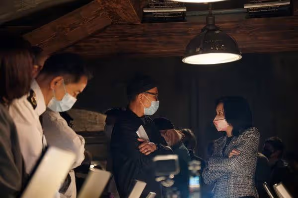 劉德華久違合作莫文蔚「火爆場面曝光」 港首部輻射災難片開紅盤