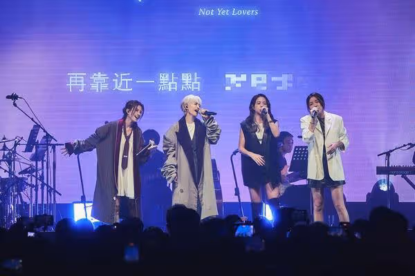 限定版S.H.E突現身!美聲組合10周年開唱 百萬YTR衝上台全場驚呆