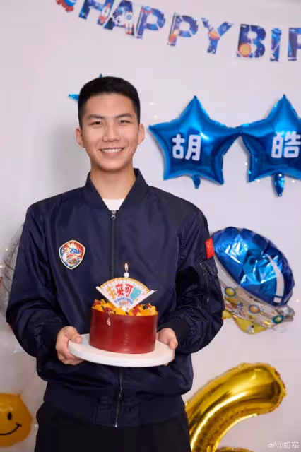 胡軍為兒子慶生，16歲康康長成超一米八大帥哥，父子同框好有型