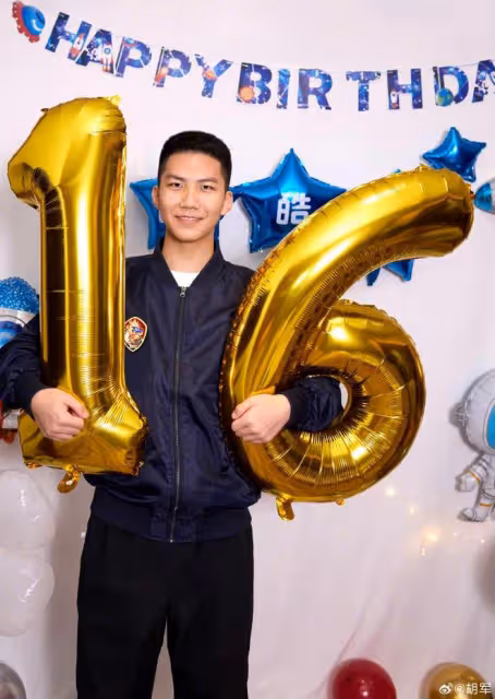 胡軍為兒子慶生，16歲康康長成超一米八大帥哥，父子同框好有型