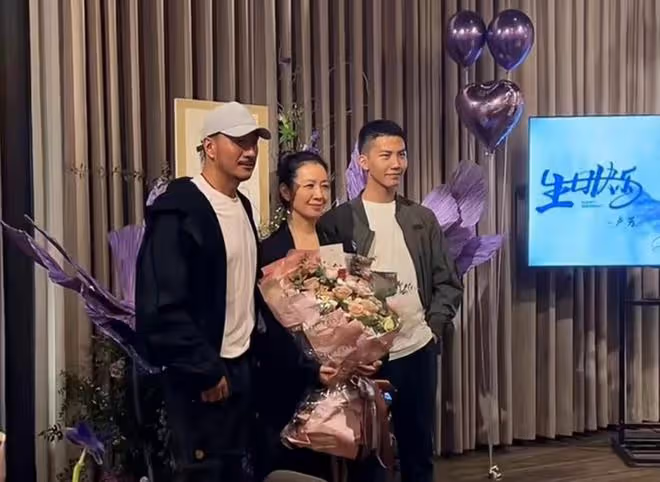 胡軍為兒子慶生,16歲康康長成超一米八大帥哥,父子同框好有型