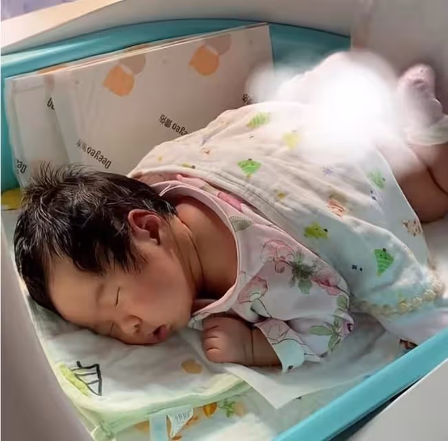 張紀中四胎女兒近照曝光,龍珠頭髮濃密胖嘟嘟,和爸爸長成一張臉