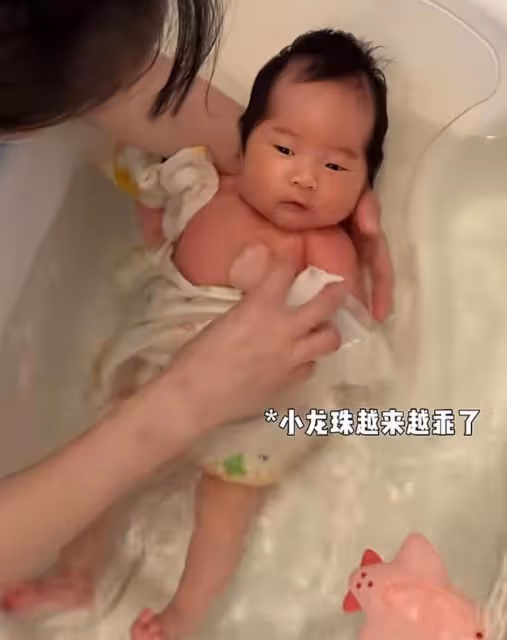 張紀中四胎女兒近照曝光,龍珠頭髮濃密胖嘟嘟,和爸爸長成一張臉