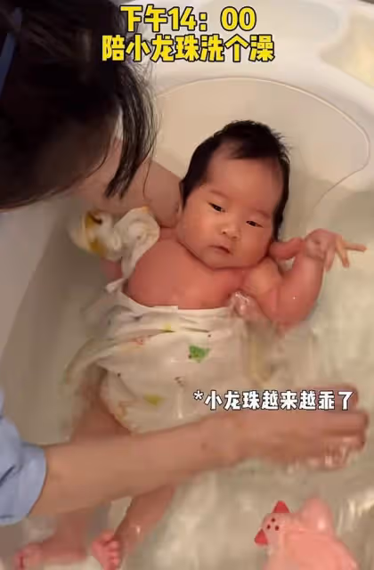 張紀中四胎女兒近照曝光,龍珠頭髮濃密胖嘟嘟,和爸爸長成一張臉