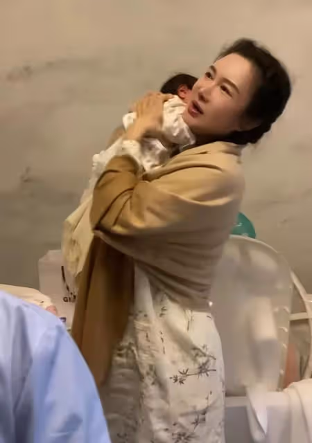 張紀中四胎女兒近照曝光,龍珠頭髮濃密胖嘟嘟,和爸爸長成一張臉