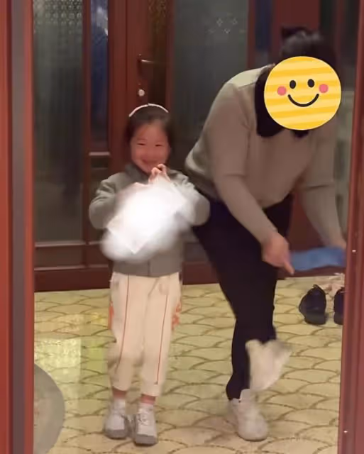 張紀中四胎女兒近照曝光,龍珠頭髮濃密胖嘟嘟,和爸爸長成一張臉