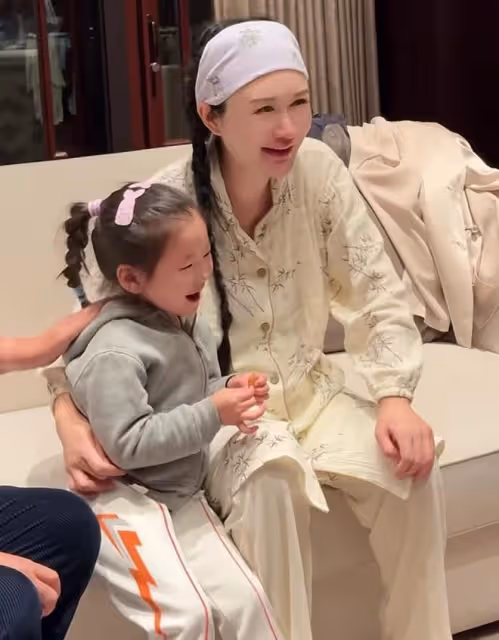 張紀中四胎女兒近照曝光,龍珠頭髮濃密胖嘟嘟,和爸爸長成一張臉