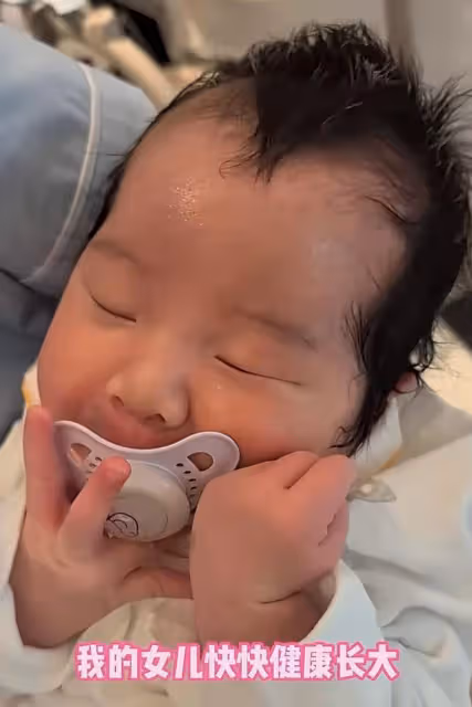 張紀中四胎女兒近照曝光,龍珠頭髮濃密胖嘟嘟,和爸爸長成一張臉