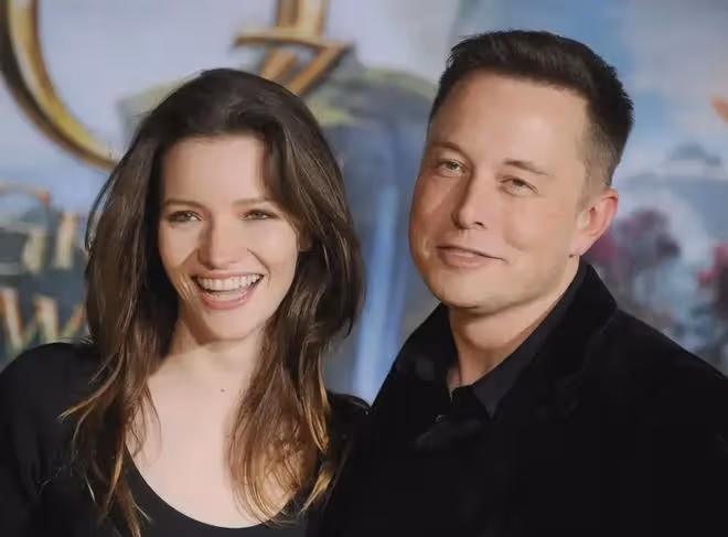 不愧是馬斯克最愛的女人,兩婚兩離還惦記,專程飛去參加她的婚禮