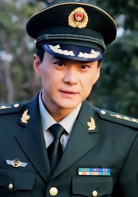 她曾是央視最美主持人，氣質不輸董卿，目前失業，美國定居惹爭議