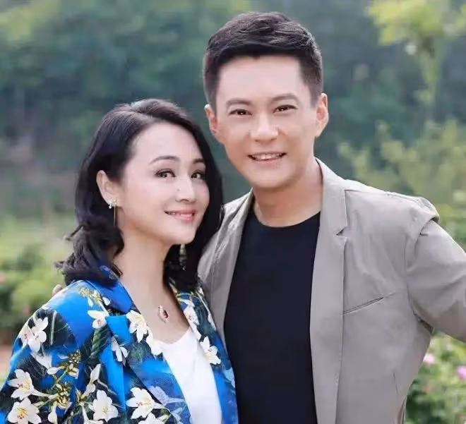她曾是央視最美主持人，氣質不輸董卿，目前失業，美國定居惹爭議
