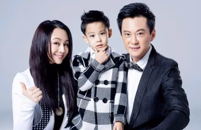她曾是央視最美主持人,氣質不輸董卿,目前失業,美國定居惹爭議