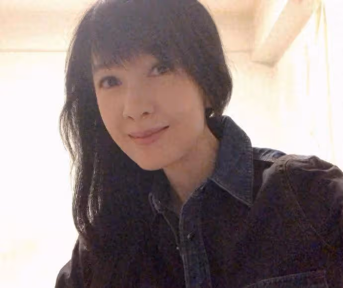 周慧敏為自己慶祝57歲生日，曬童年舊照乖巧可愛