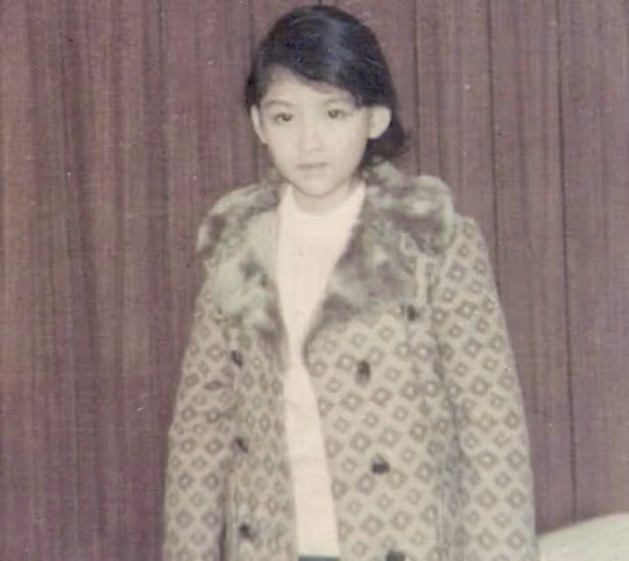 周慧敏為自己慶祝57歲生日，曬童年舊照乖巧可愛