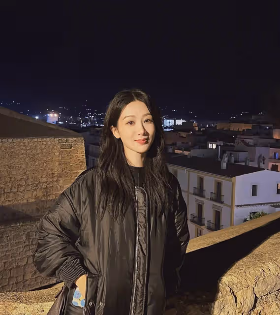 楊紫曬近期隨拍氣色好,夜幕下逛古城很是開心