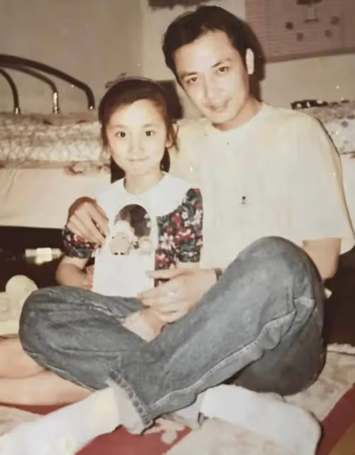 侯長榮陳劍月夫婦與女兒團聚,一家人都是高顏值,母女倆長得好像