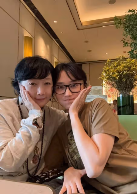 侯長榮陳劍月夫婦與女兒團聚,一家人都是高顏值,母女倆長得好像