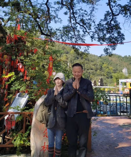 侯長榮陳劍月夫婦與女兒團聚，一家人都是高顏值，母女倆長得好像