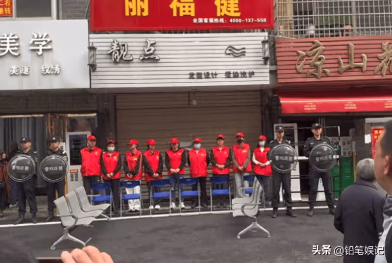 曉華理髮店門口,安排了護衛和座椅,網友:有編制的理髮師