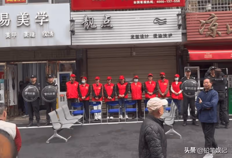 曉華理髮店門口,安排了護衛和座椅,網友:有編制的理髮師