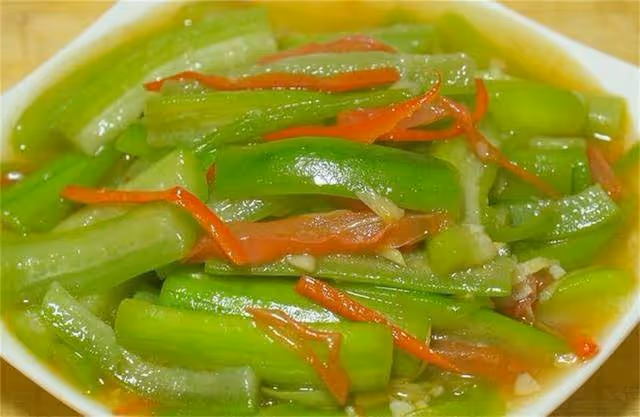 在家炒絲瓜不是出水就是發黑，教你幾個技巧，翠綠入味又鮮嫩