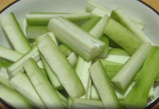 在家炒絲瓜不是出水就是發黑，教你幾個技巧，翠綠入味又鮮嫩