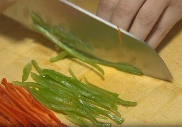 在家炒絲瓜不是出水就是發黑，教你幾個技巧，翠綠入味又鮮嫩