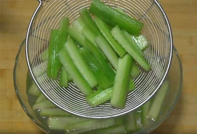 在家炒絲瓜不是出水就是發黑，教你幾個技巧，翠綠入味又鮮嫩