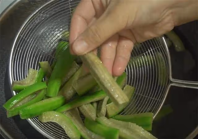 在家炒絲瓜不是出水就是發黑，教你幾個技巧，翠綠入味又鮮嫩