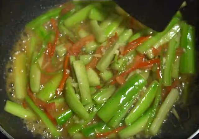 在家炒絲瓜不是出水就是發黑,教你幾個技巧,翠綠入味又鮮嫩