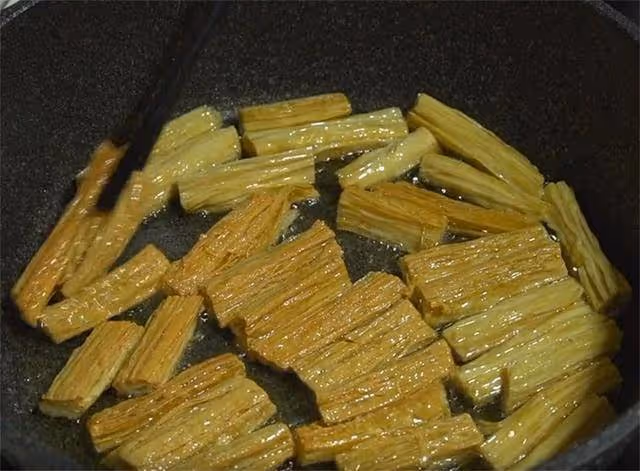 腐竹這樣做太好吃了，不用炒不涼拌，香辣又解饞，比吃肉都過癮