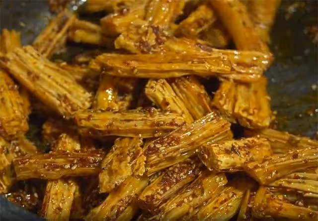 腐竹這樣做太好吃了，不用炒不涼拌，香辣又解饞，比吃肉都過癮